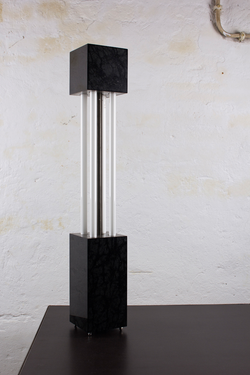 Ausgeschaltetes Lichtobjekt aus Naturstein. werdio, Steingestaltung. Steinmetz- und Steinbildhauermeister. 