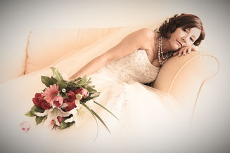 Beautiful light envelopes this classic bridal pose.