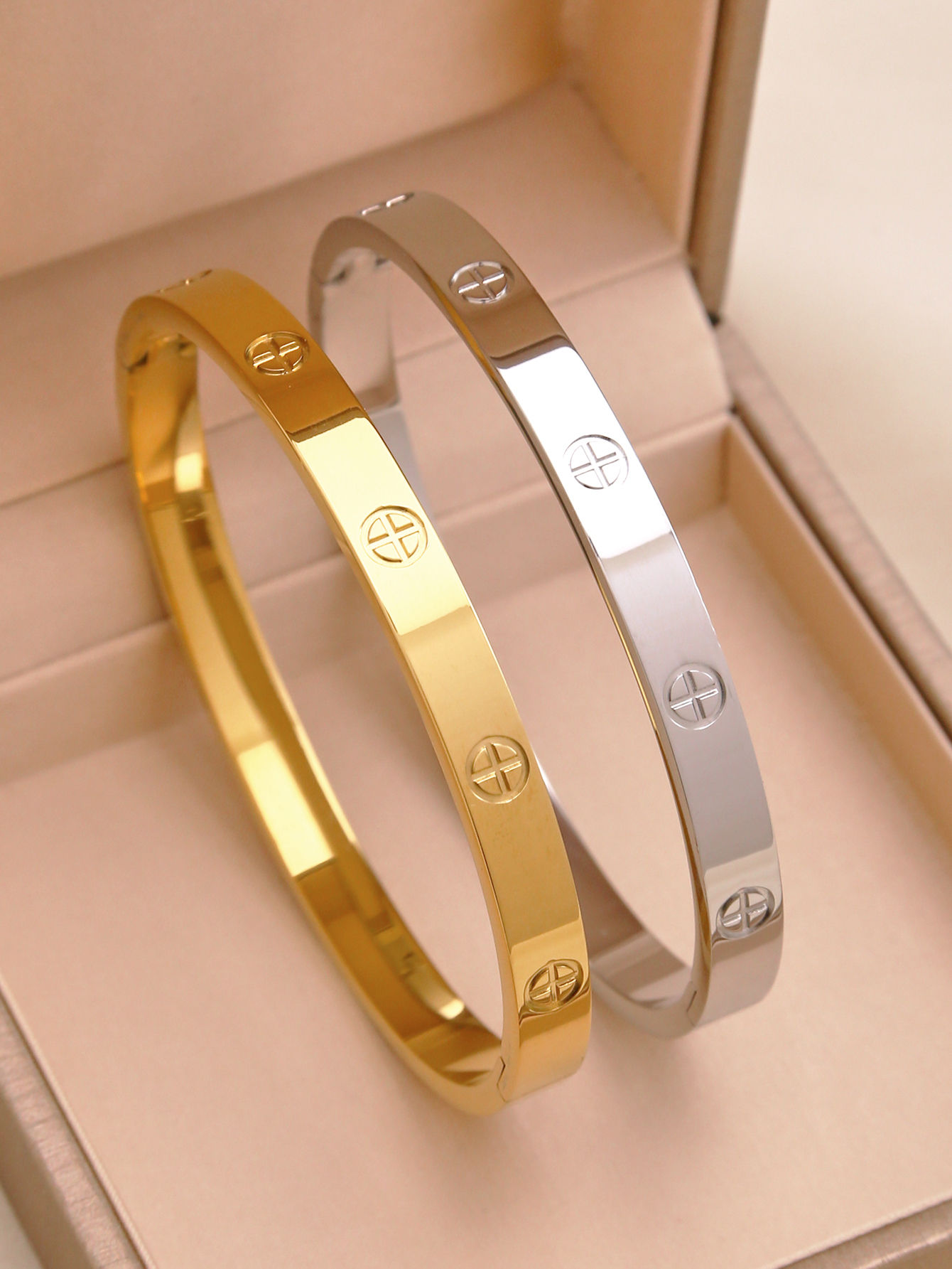 Pulseira Feminina Banhada a Ouro 18K em Aço Inoxidável – Elegância e Durabi