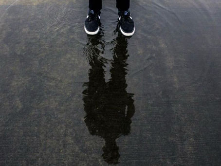 Quando il ruolo chiede troppo a lungo una maschera, qualcosa si consuma.