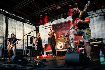 Die Punkband Juicy Roadkill auf der Bühne bei Rock am Hinkelhof 2023.