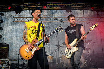 Die Band Neat Mentals auf der Bühne bei Rock am Hinkelhof 2023.