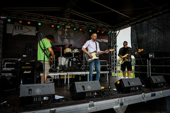 Die Band Appletree auf der Bühne bei Rock am Hinkelhof 2023.