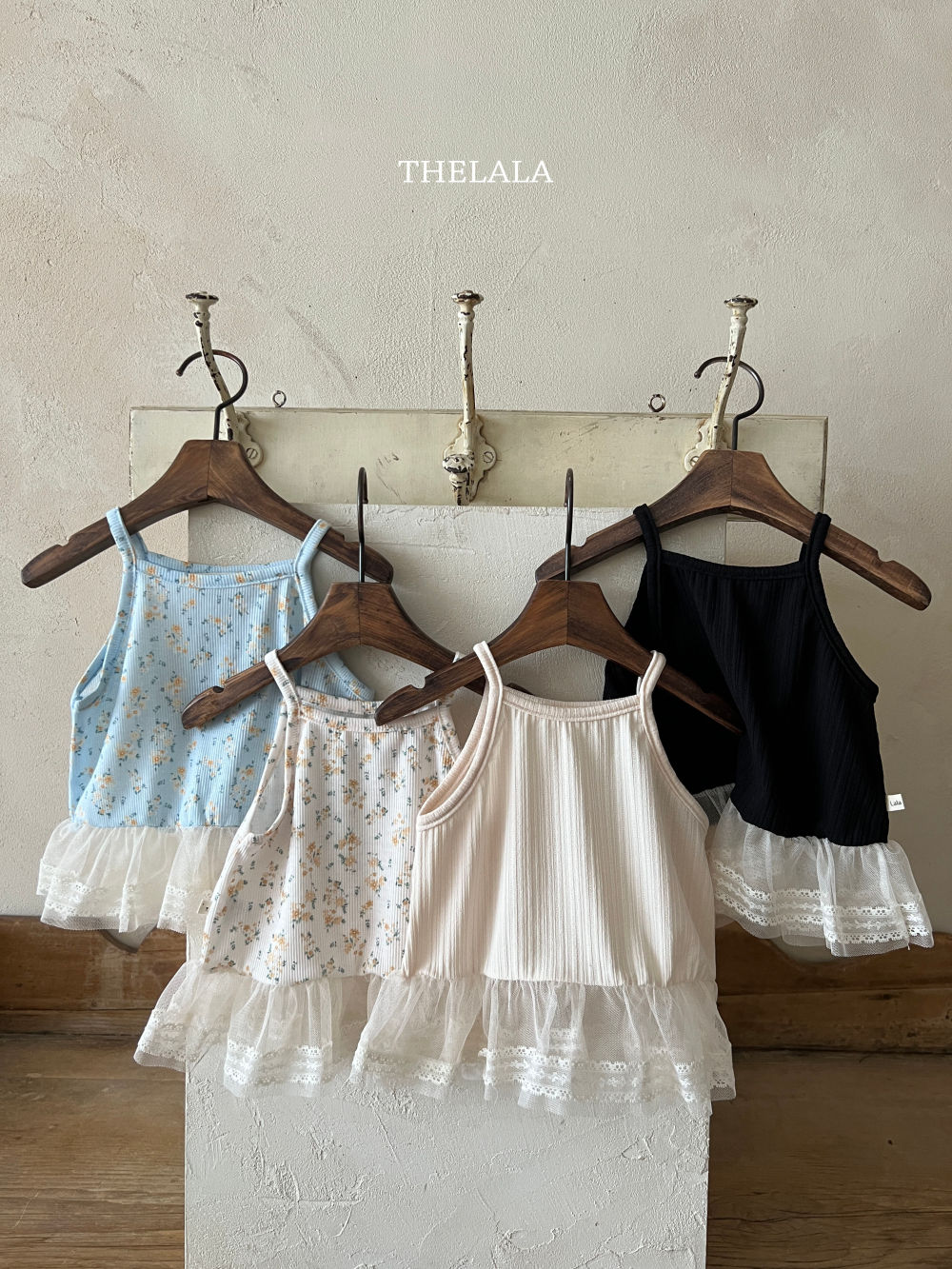 蕾絲拼接細肩帶上衣