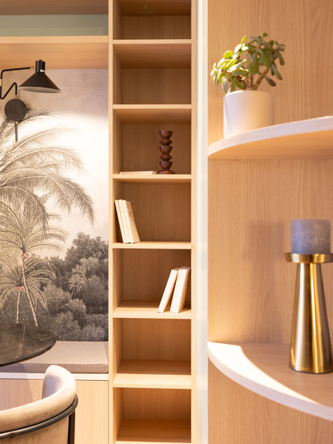 Bibliothèque et banquette sur mesure dans un studio rénové.