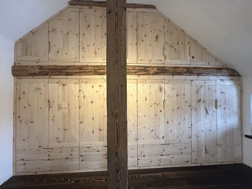 Massivholzbett aus 300 Jahre altem Kiefer-Dachstuhlholz mit Zirbenkasten in einer Mauernische, Schlafzimmer in Schwertberg