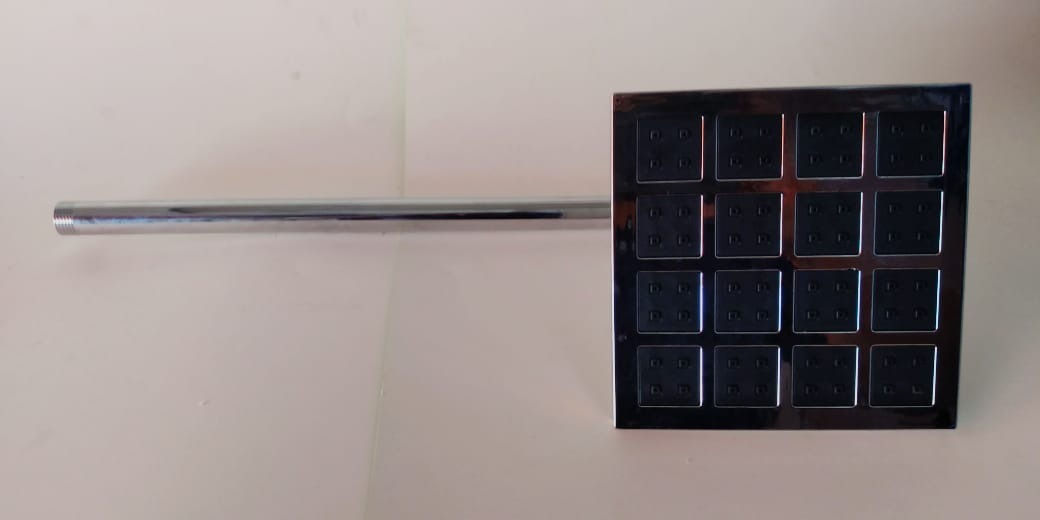 REGADERA DE 6" PLASTICA CUADRICULADA CON TUBO DE ACERO DE 40 CM