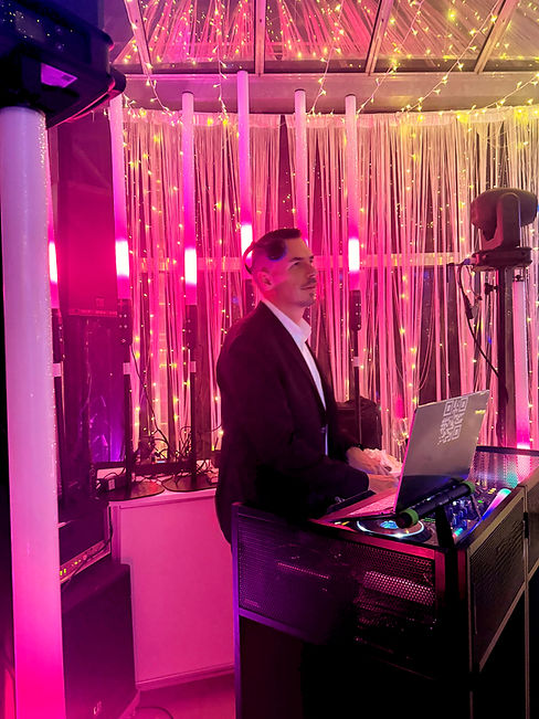 Hochzeits DJ Marcello legt auf einer Hochzeit im Zollernalbkreis auf – professionelle Musik, volle Tanzfläche und ausgelassene Stimmung