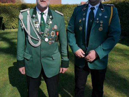 Neuer Spieß der V - Uniform komplett