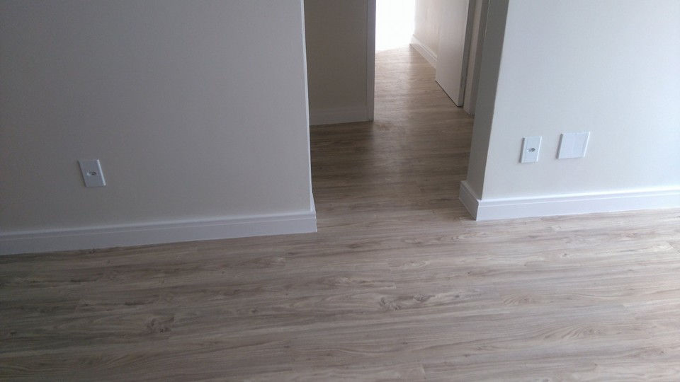Piso Vinílico Beaulieu com rodapé branco de 10cm