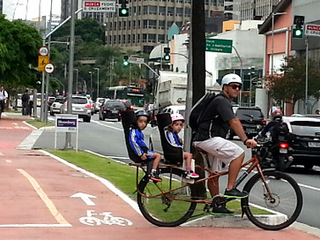 Contagem mostra que continua aumentando o uso da ciclovia da Av. Faria Lima, em São Paulo