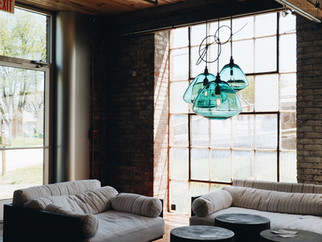 Riciclo creativo lampadario in vetro e vecchi infissi per casa in stile indutriale