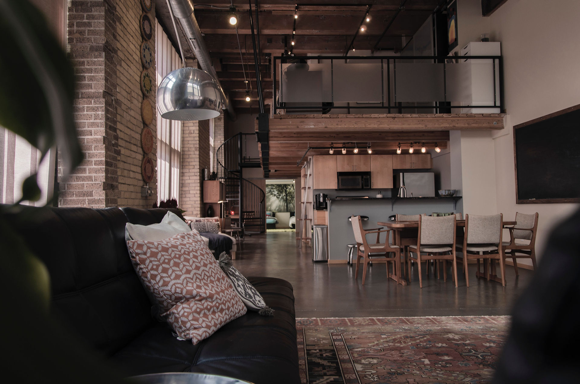 casa stile industriale tropicale. loft con doppia altezza, soppalco, alti soffitti e muri in mattoni rossi