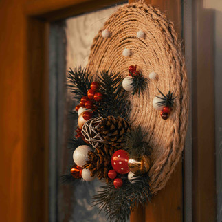 Come addobbare casa per Natale in stile industriale: ghirlanda con centrotavola in corda grezza, pigne e rametti