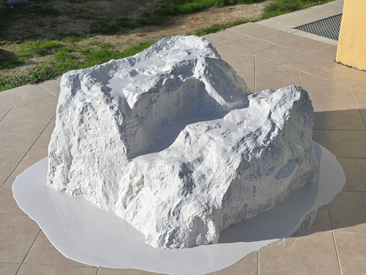 Moule silicone & polyester armé : le secret des décors faux rochers au réalisme bluffant