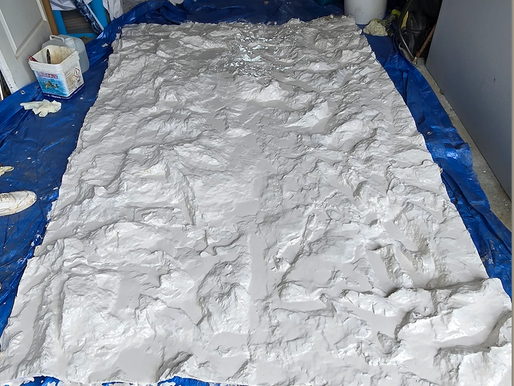 Pourquoi utiliser la résine polyester pour les faux rochers ? Avantages et propriétés – Blog faux rochers décoratifs Poly Rock Concept