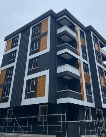 koyu gri renge  boyanmış ev