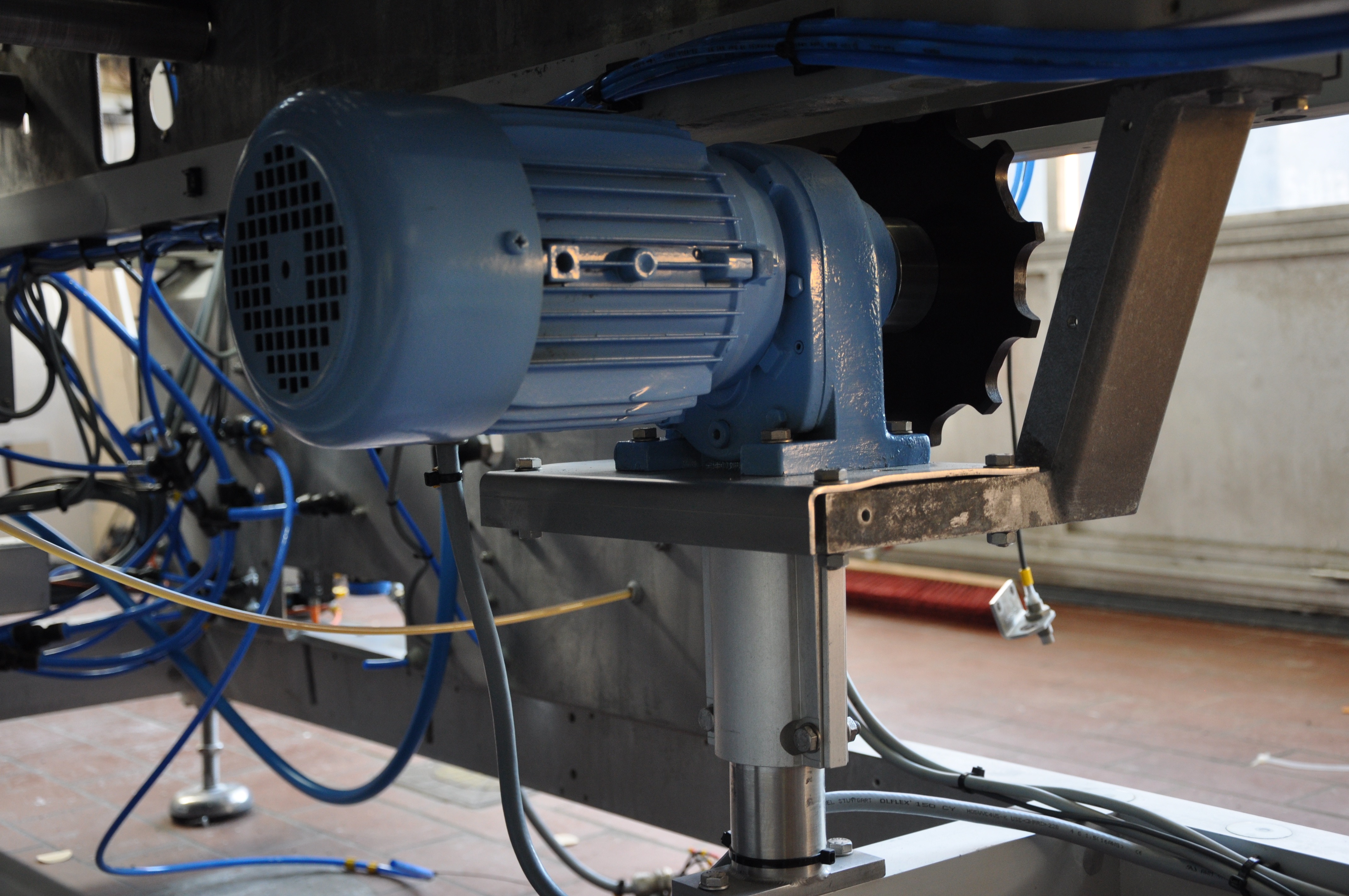 Chain drive motor
