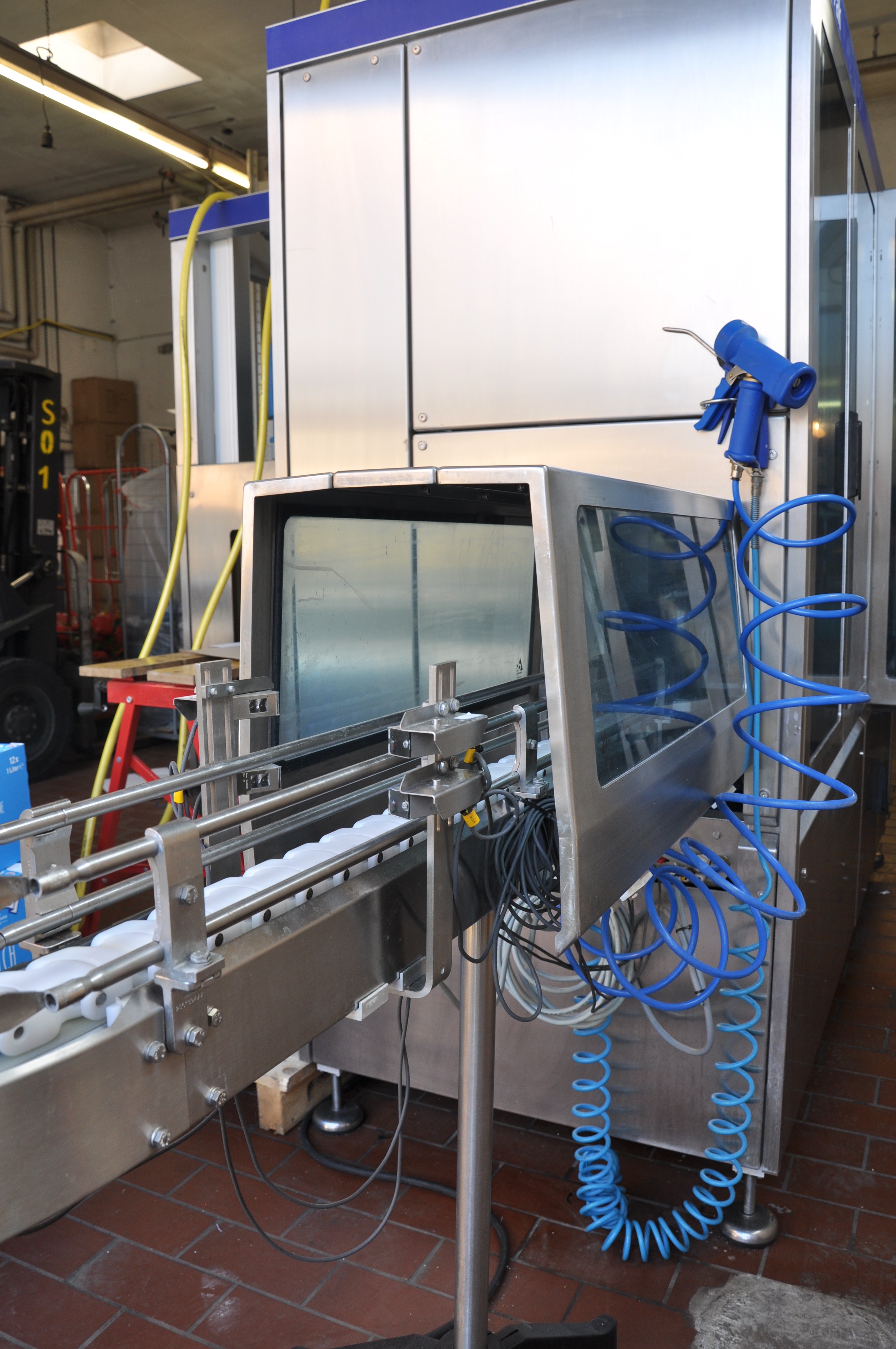 Infeed with cover and photo cells