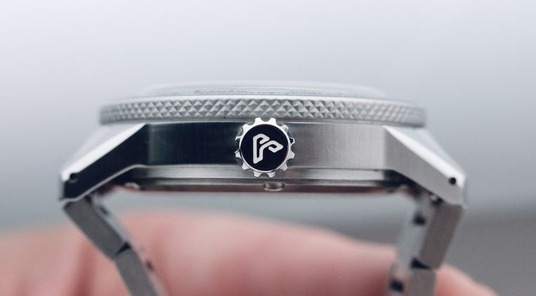 Alcadus Voyager Worldtimer GMT Review Flyer Miyota 9075 Microbrand Watch Mainspring Watch Magazine