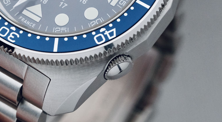 H.G.P. Diver 300M Commando Blue Review French Dive Watch Military Diver Miyota 9039 Tool Watch Mainspring Watch Magazine