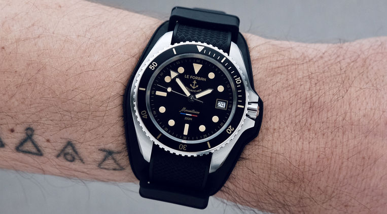 Le Forban Marseillaise Dive Watch Review French Brand Monnin Case Vintage Military Mainspring Watch Magazine