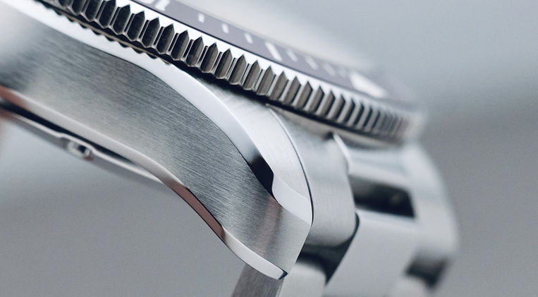 Mark & Mors Opera Viva Red Dawn Diver Review Italian Microbrand Elegant Dive Watch Mainspring Watch Magazine