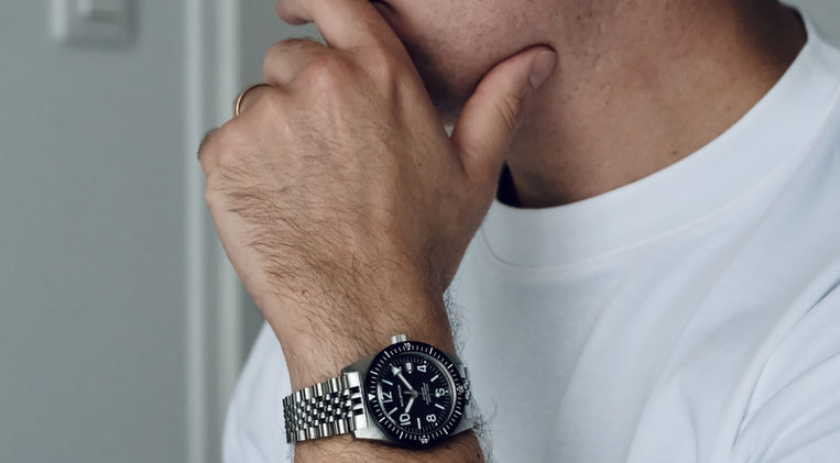 Wolbrook Skin Diver 38 White Lume Date Review Vintage Watch Mainspring Watch Magazine Dive Watch Miyota 9015 
