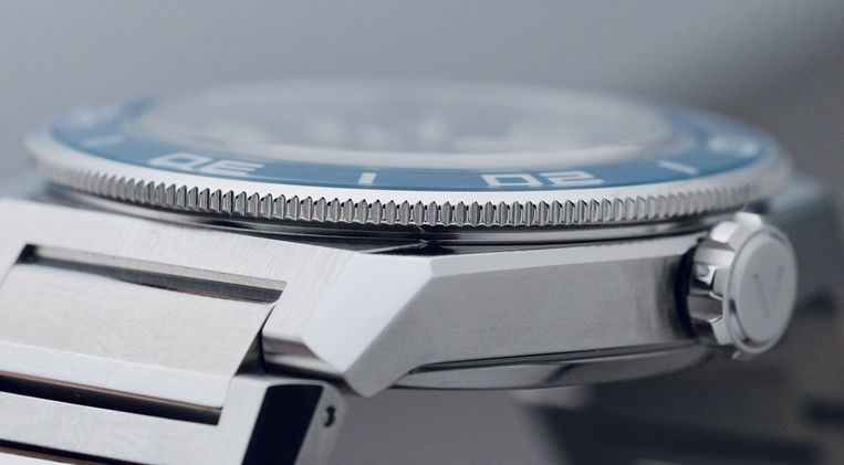Aision Hang Abyssus Sunburst Blue Dial Review Hong Kong Microbrand Integrated Bracelet Watch Diver Mainspring Watch Magazine