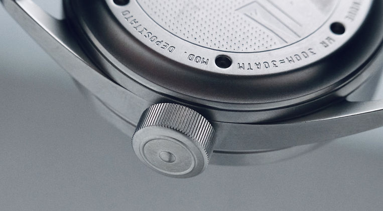 Unimatic Modello Cinque UT5-GO Review Alpine Alps Collection Sports Watch Seiko VH31 Shock Resistant Mainspring Watch Magazine