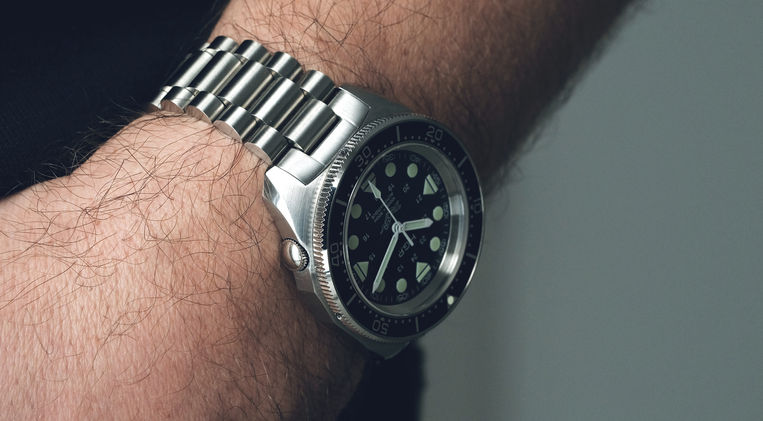 H.G.P. Diver 300M Commando Blue Review French Dive Watch Military Diver Miyota 9039 Tool Watch Mainspring Watch Magazine