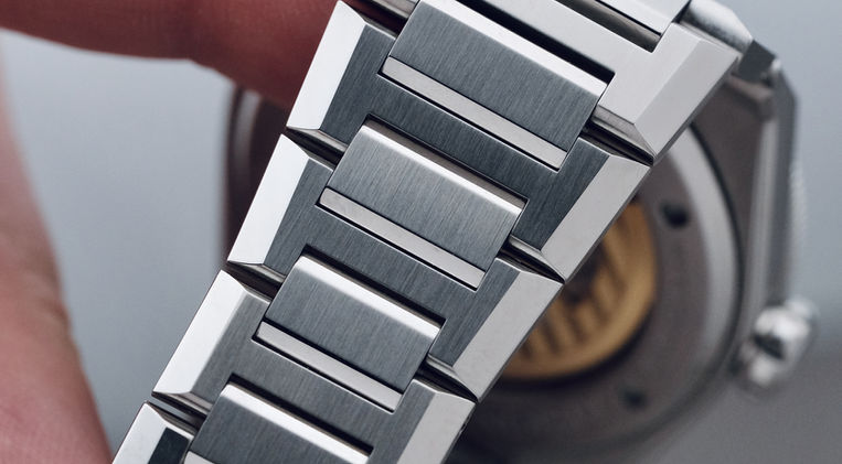 Aision Hang Abyssus Sunburst Blue Dial Review Hong Kong Microbrand Integrated Bracelet Watch Diver Mainspring Watch Magazine