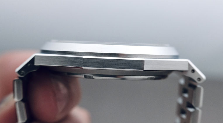 Lüm-Tec Eclipse E2 Review Integrated Bracelet Sports Watch American Microbrand Mainspring Watch Magazine