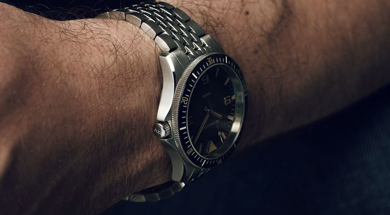 Retrovivo RV02 Grey Dive Watch Review Mecaquartz Seiko VH31 Italian Microbrand Mainspring Watch Magazine