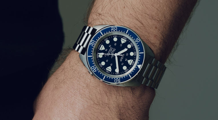 H.G.P. Diver 300M Commando Blue Review French Dive Watch Military Diver Miyota 9039 Tool Watch Mainspring Watch Magazine