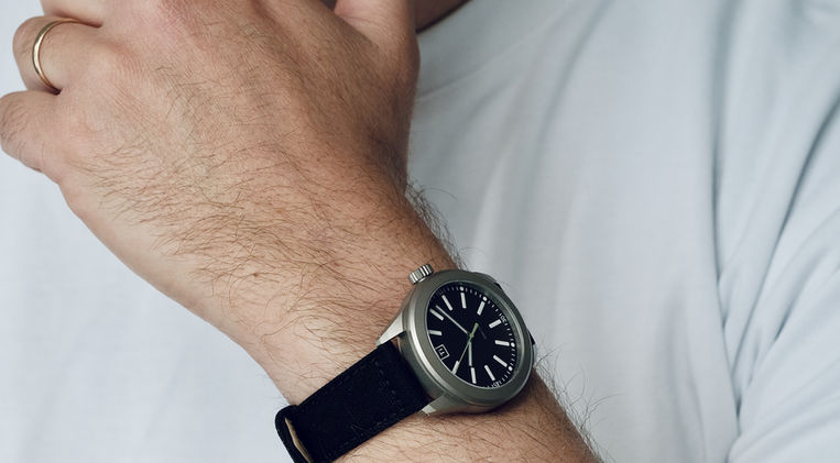 BiGi Design Ti Base Line Field Watch Review Grade 2 Titanium Case RZE Seiko VH31 Mainspring Watch Magazine