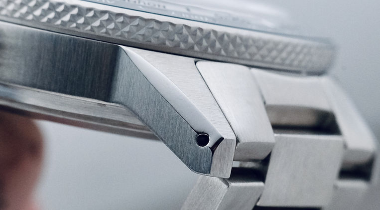 Alcadus Voyager Worldtimer GMT Review Flyer Miyota 9075 Microbrand Watch Mainspring Watch Magazine