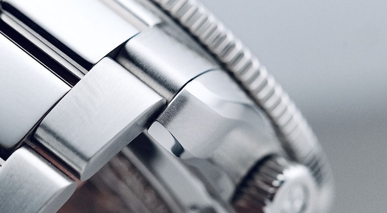 Mark & Mors Opera Viva Red Dawn Diver Review Italian Microbrand Elegant Dive Watch Mainspring Watch Magazine