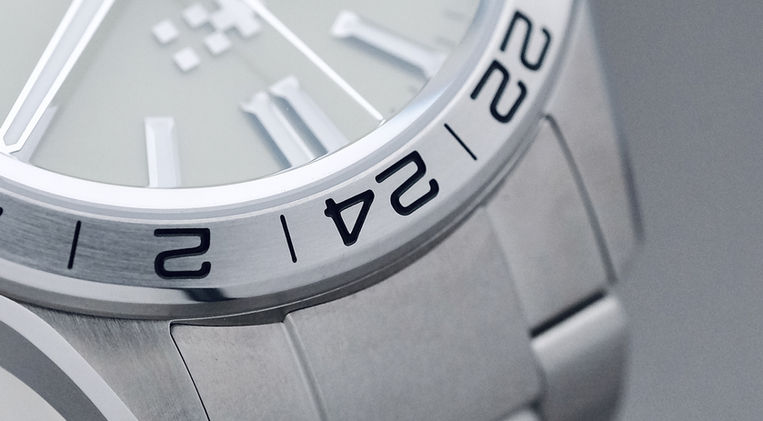 Christopher Ward Sealander GMT Pistachio 39mm Review British Watch Brand Sellita SW330-2 Mainspring Watch Magazine