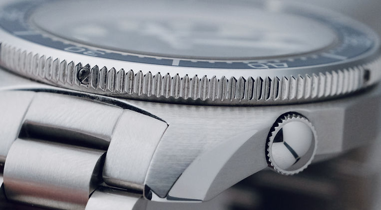 H.G.P. Diver 300M Commando Blue Review French Dive Watch Military Diver Miyota 9039 Tool Watch Mainspring Watch Magazine