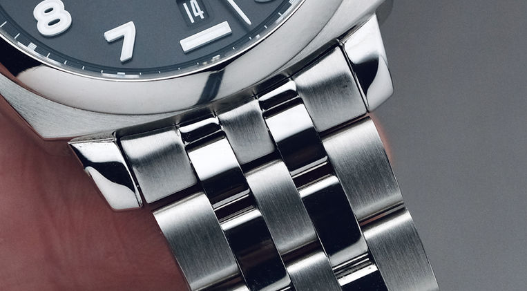 Fears Brunswick 40 Filton Raven Black Squadron Green Review British Brand Pilot Watch LaJoux Perret G100 Mainspring Watch Magazine