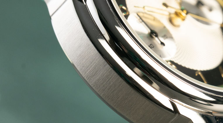 Vario Empire White Tuxedo Gold Tachymètre Chronograph Review Mecaquartz Chrono Girl Life Mainspring Watch Magazine