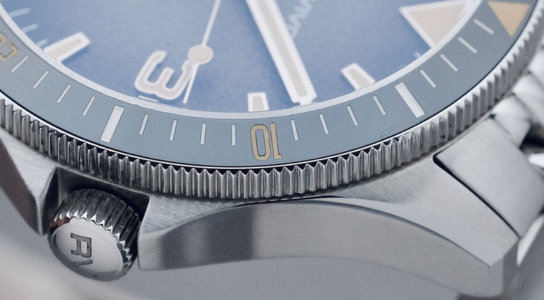 Retrovivo RV02 Grey Dive Watch Review Mecaquartz Seiko VH31 Italian Microbrand Mainspring Watch Magazine