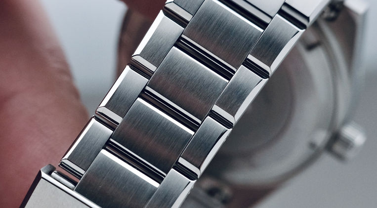 Belhamel Contra A39 Forest Green Review British Brand Dive Watch Microbrand Watch Mainspring Watch Magazine 