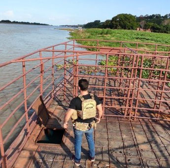 Polícia Federal apreende balsa carregada de diesel contrabandeado