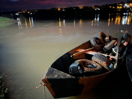 PF apreende embarcação com dezenas de pneus contrabandeados em Foz do Iguaçu/PR