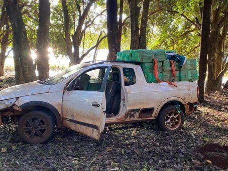 PF, Polícia Civil e BPFRON apreendem veículo carregado com cigarros contrabandeados em Guaíra-PR.