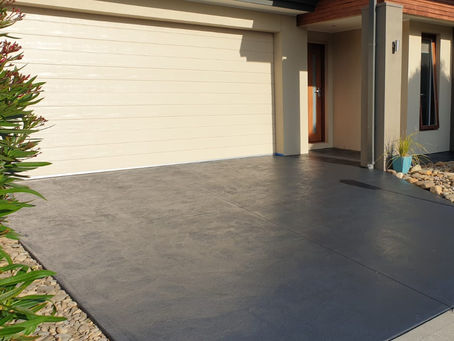 Driveway freshly sealed by Horand Industry