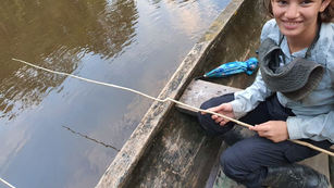 ישנו בלילה בערסלים שנתלו בין עצים בלב הג'ונגל.