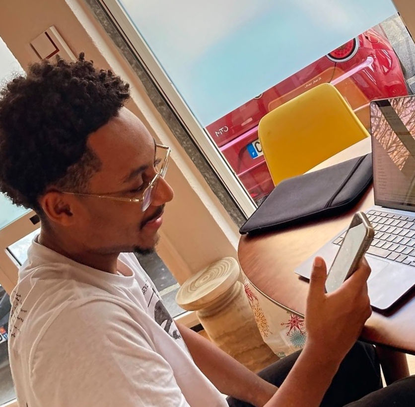 Bénévole de l'association EM Production travaillant dans l'espace de coworking La Maison